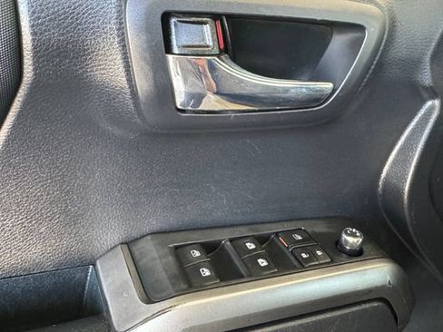 Used 2018 Toyota Tacoma TRD Off-Road w/ Technology Package AWD/4WD image 5