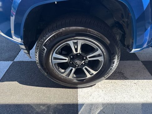 Used 2017 Toyota Tacoma TRD Sport w/ Tow Package (A/T) AWD/4WD image 14