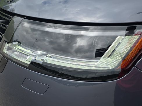 Used 2025 Land Rover Range Rover SE image 32