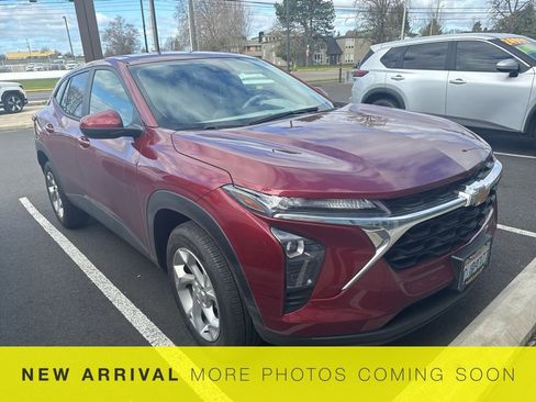 Used 2024 Chevrolet Trax LS w/ LS Convenience Package image 3