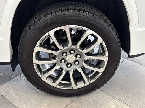 Used 2023 GMC Acadia Denali w/ Denali Technology Package FWD image 9