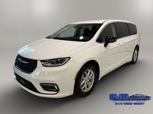 Used 2024 Chrysler Pacifica Touring-L FWD image 1