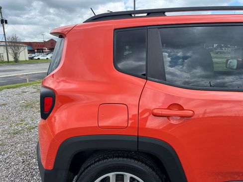 Used 2015 Jeep Renegade Latitude FWD image 9
