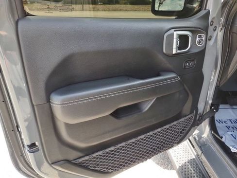 Used 2018 Jeep Wrangler Unlimited Sahara AWD/4WD image 10