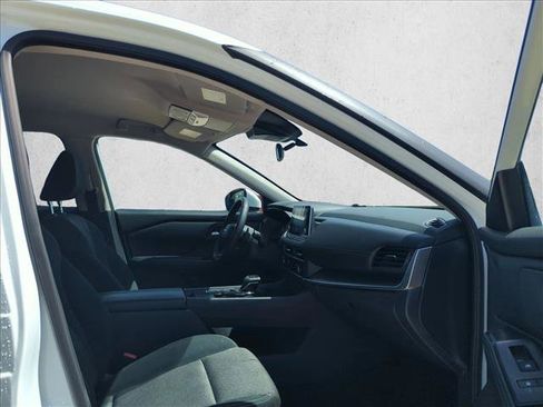 Used 2025 Nissan Rogue SV image 17