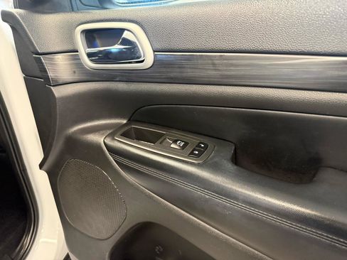 Used 2022 Jeep Grand Cherokee Laredo E image 39