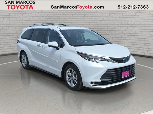 Used 2024 Toyota Sienna Platinum image 3