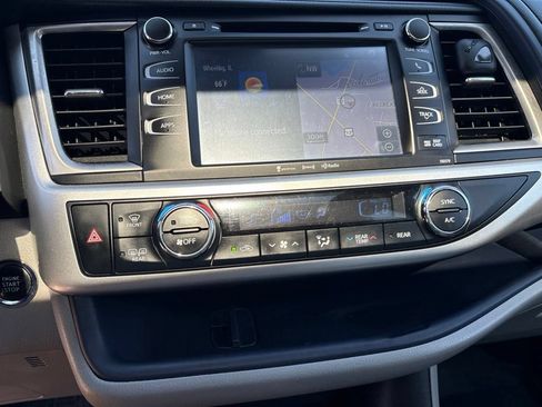 Used 2017 Toyota Highlander XLE AWD/4WD image 16