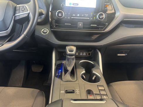 Used 2025 Toyota Highlander LE FWD image 20