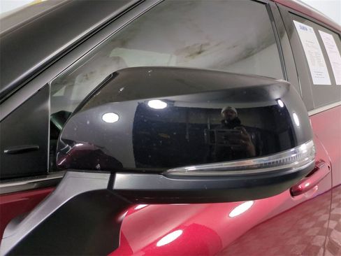 Used 2022 Toyota Highlander XLE image 12