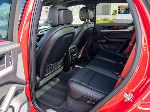 Certified 2025 Porsche Cayenne E-Hybrid AWD/4WD image 23