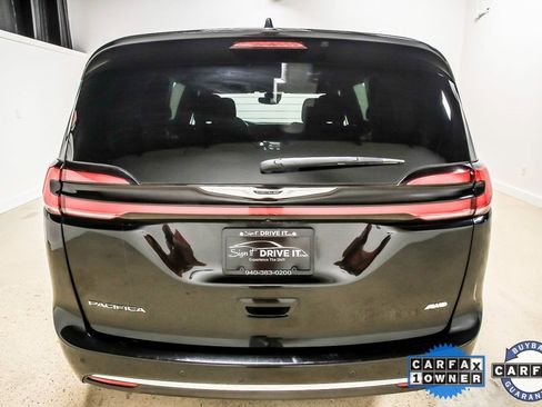 Used 2022 Chrysler Pacifica Touring image 6