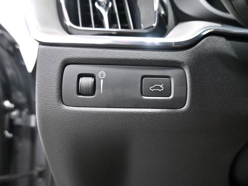 Used 2019 Volvo XC60 T5 R-Design w/ Protection Package Premier AWD/4WD image 8