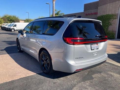 Used 2024 Chrysler Pacifica Touring-L w/ S Appearance Package image 9