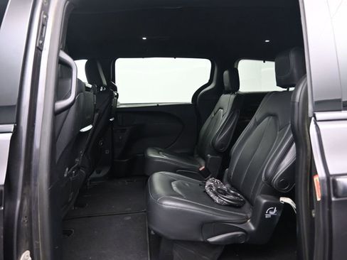 Used 2020 Chrysler Pacifica Touring-L Plus image 19