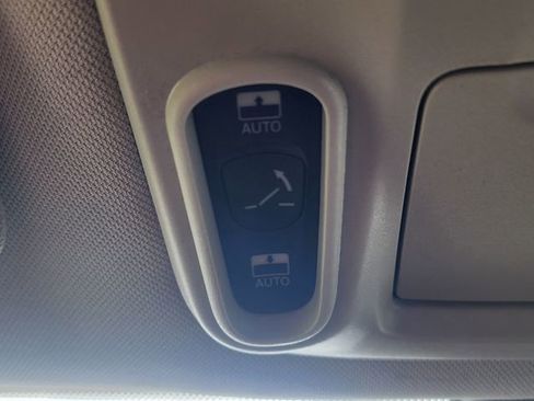 Used 2023 Chrysler Pacifica Limited FWD image 43
