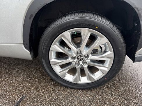 Used 2021 Toyota Highlander Limited image 35