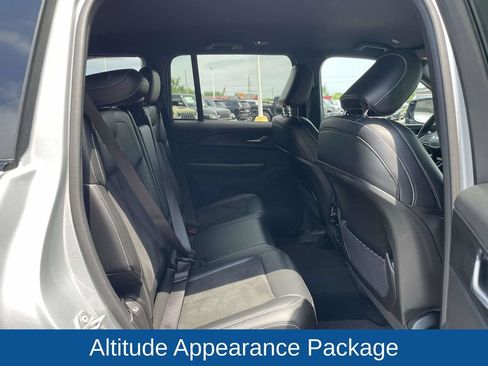 Used 2025 Jeep Grand Cherokee Altitude AWD/4WD image 18