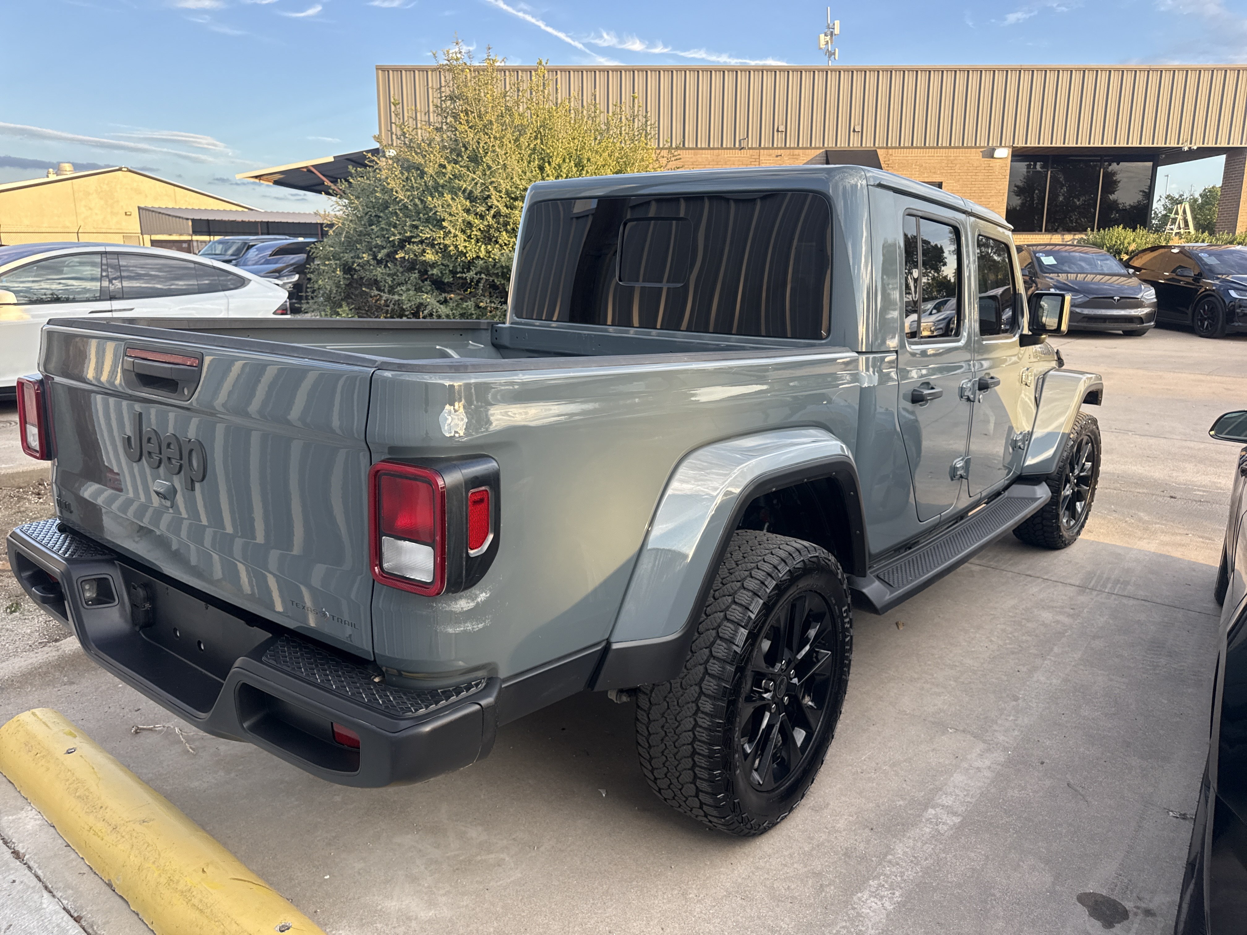 Used 2025 Jeep Gladiator Sport AWD/4WD image 3