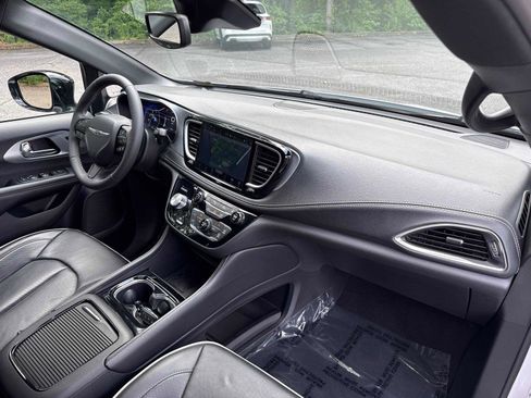 Used 2025 Chrysler Pacifica Limited FWD image 29