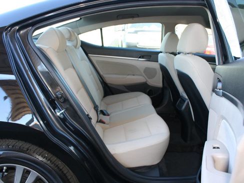 Used 2017 Hyundai Elantra SE image 19