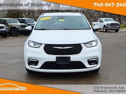 Used 2023 Chrysler Pacifica Touring-L image 2