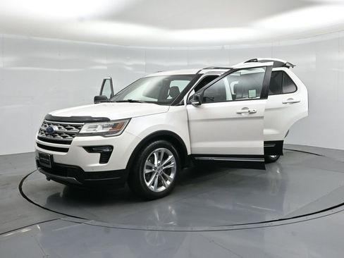 Certified 2018 Ford Explorer XLT w/ Equipment Group 202A image 30