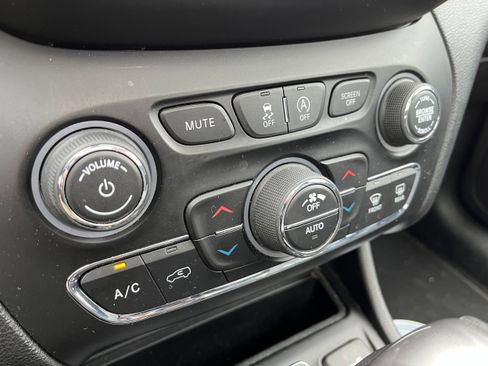 Used 2019 Jeep Cherokee Limited image 19