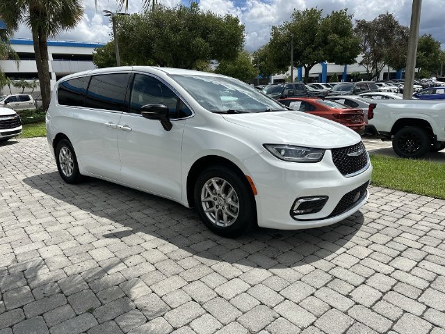 Used 2024 Chrysler Pacifica Touring FWD image 16