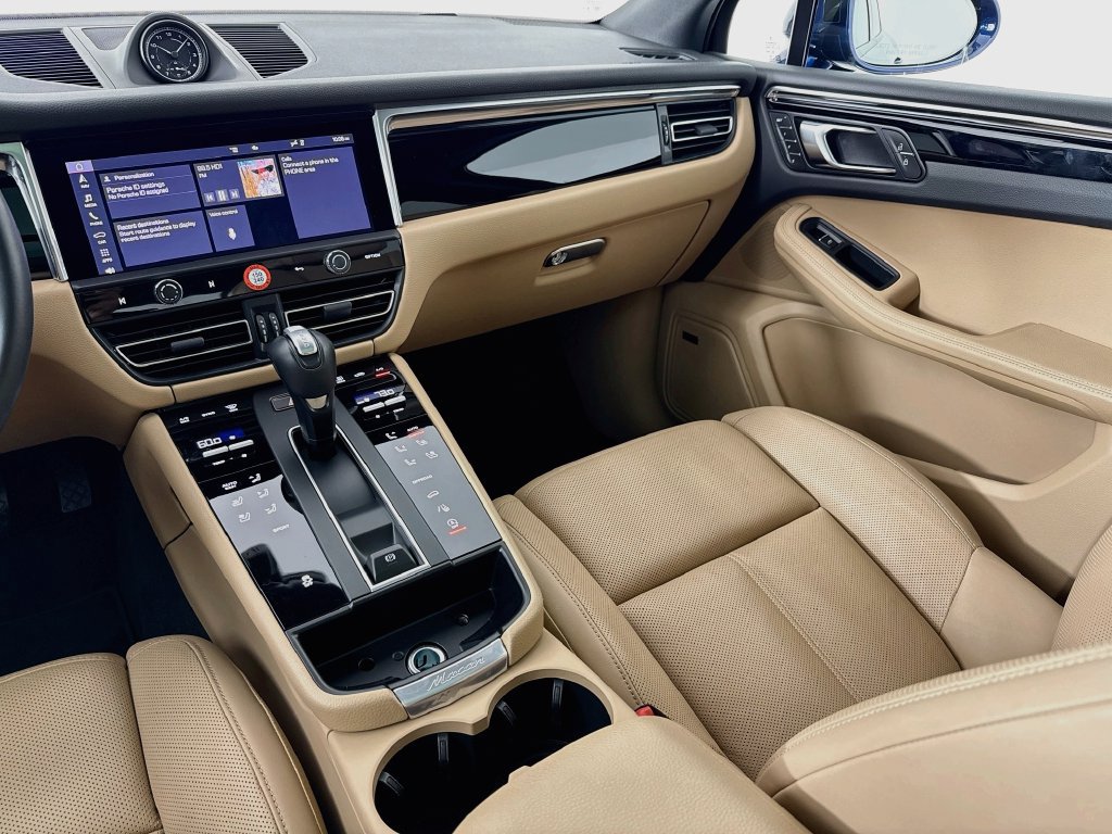 Certified 2025 Porsche Macan AWD/4WD image 26