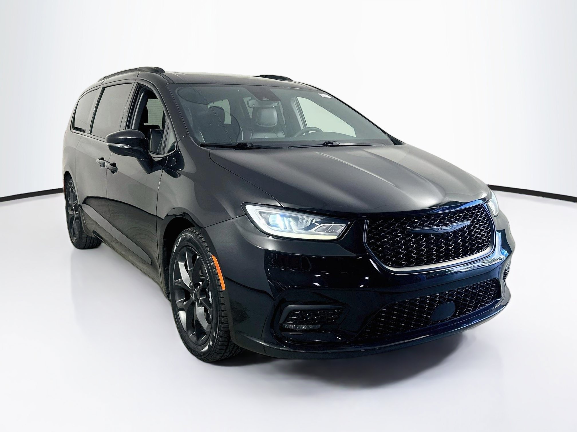 Used 2023 Chrysler Pacifica Limited w/ S Appearance Package FWD image 3