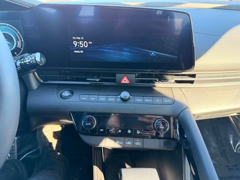 Used 2025 Hyundai Elantra SEL image 15