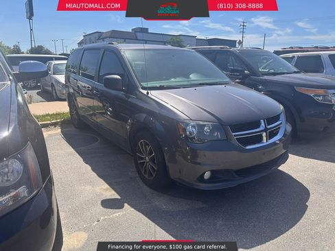 Used 2017 Dodge Grand Caravan SXT w/ Rear Park Assist Package FWD image 3