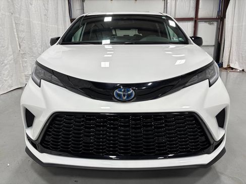 Used 2025 Toyota Sienna XSE FWD image 2