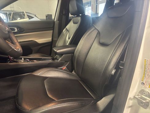 Used 2025 Jeep Compass Limited image 36