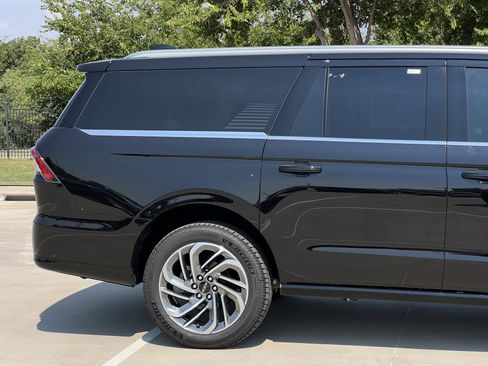 New 2025 Lincoln Navigator L Reserve image 11