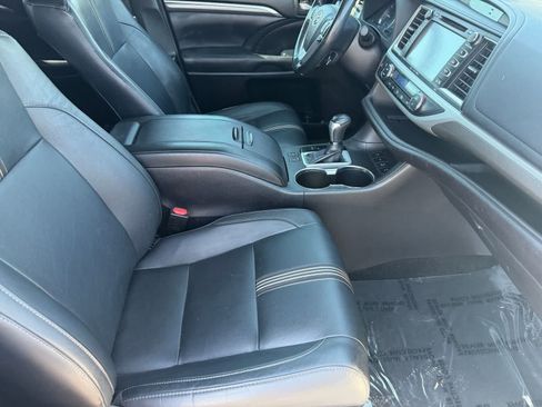 Used 2018 Toyota Highlander SE w/ Carpet Mat Package (TMS) AWD/4WD image 11