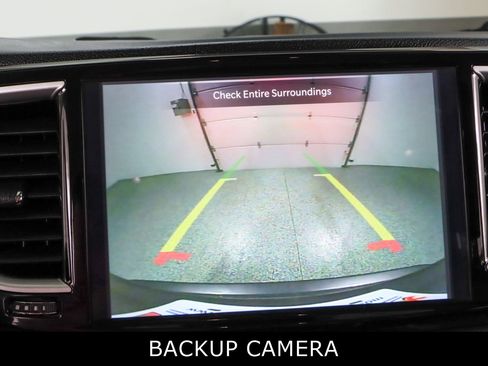 Used 2023 Chrysler Pacifica Touring-L image 18