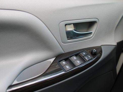 Used 2015 Toyota Sienna XLE FWD image 21
