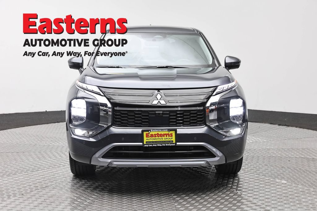 Used 2025 Mitsubishi Outlander SE AWD/4WD image 3