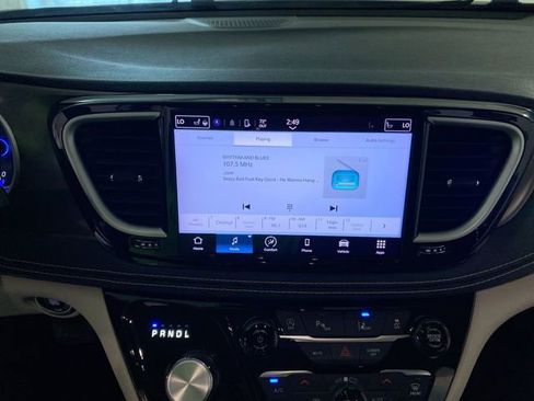 Used 2023 Chrysler Pacifica Touring-L AWD/4WD image 41