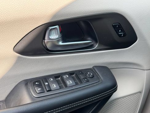 Used 2023 Chrysler Pacifica Touring-L FWD image 23
