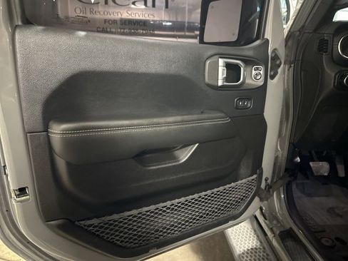 Used 2019 Jeep Wrangler Unlimited Sahara image 7