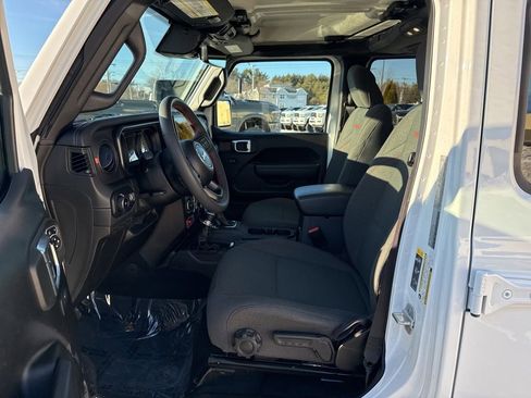 Certified 2024 Jeep Wrangler Rubicon w/ Technology Group image 12