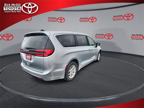 Used 2024 Chrysler Pacifica Touring-L image 8