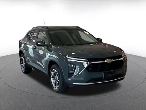 Used 2025 Chevrolet Trax LT FWD image 14