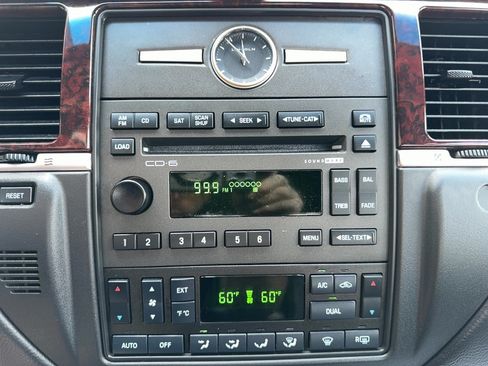 Used 2009 Lincoln Town Car Signature Limited RWD image 9