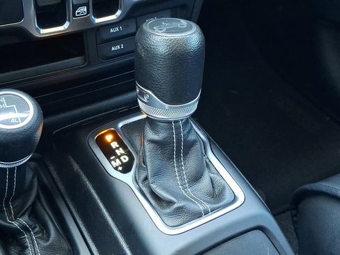 Used 2018 Jeep Wrangler Unlimited Sahara AWD/4WD image 14