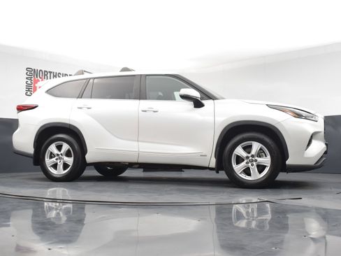 Used 2023 Toyota Highlander LE AWD/4WD image 30