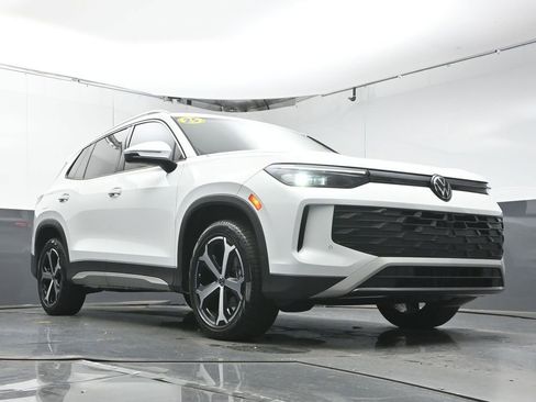 Certified 2025 Volkswagen Tiguan SE image 34